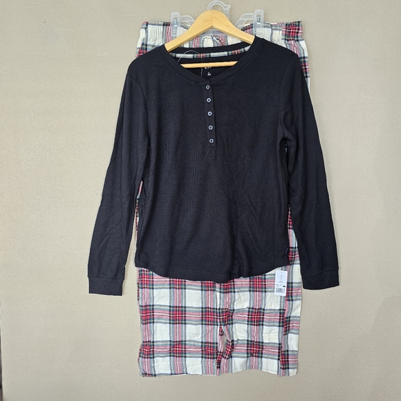 GAP holiday Women's Long Sleeve Thermal Shirt and Flannel Pant 2 Piece - Picture 2 of 10